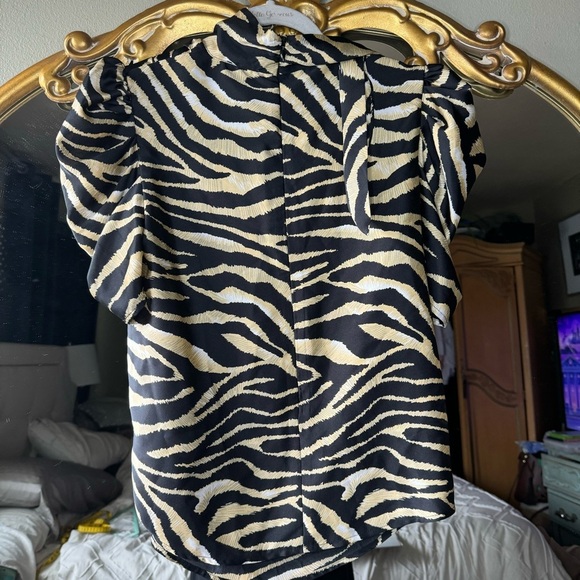 TCEC animal print puff sleeve blouse size medium - Picture 3 of 8